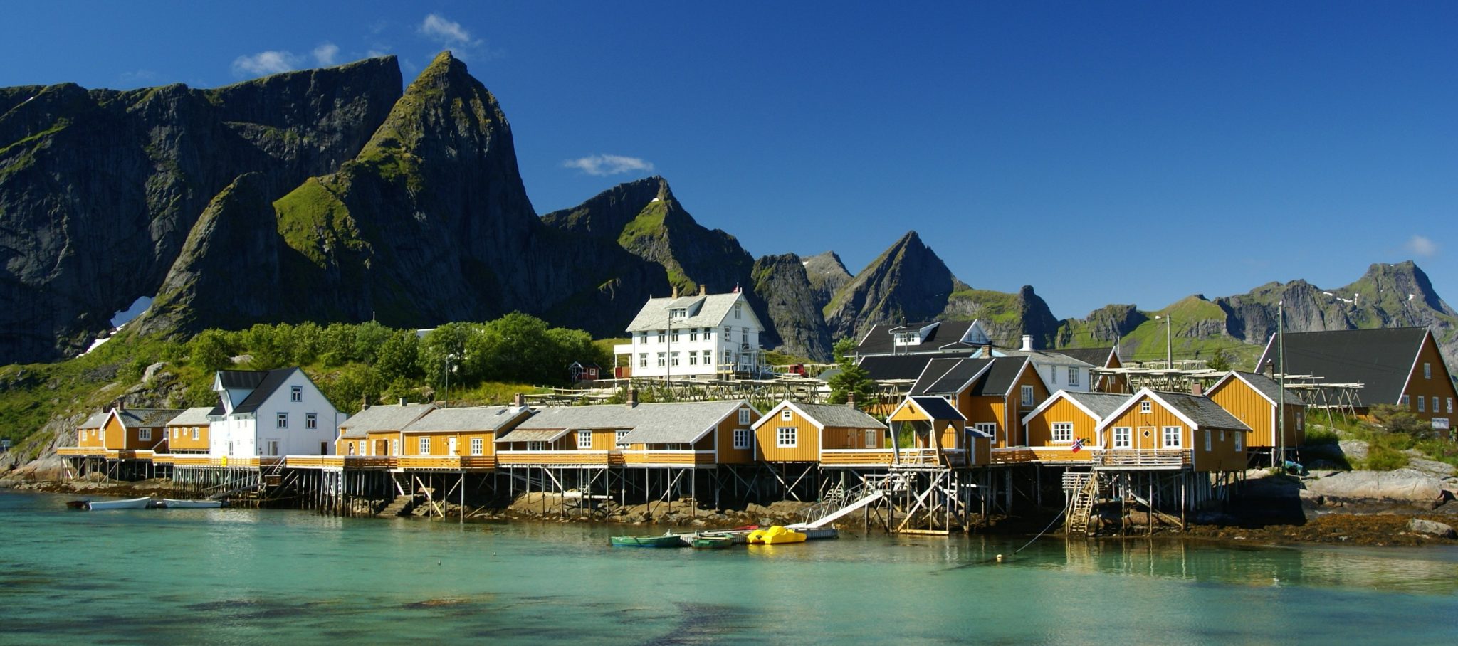 fiordi lofoten e il sole di mezzanotte