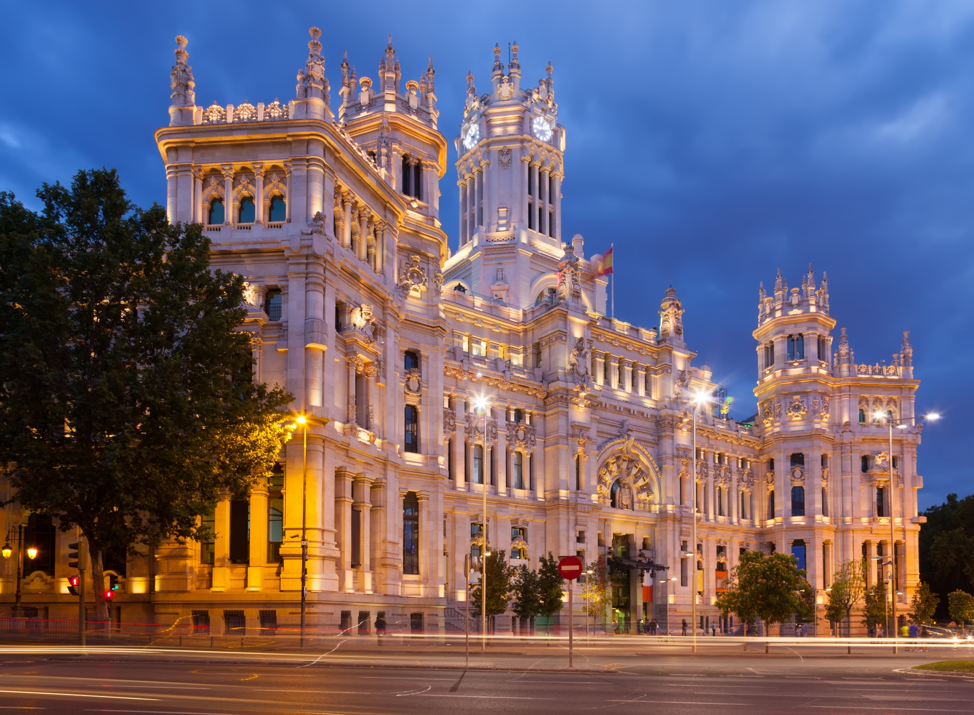 palazzo-di-comunicazione-nel-tramonto-estivo-madrid