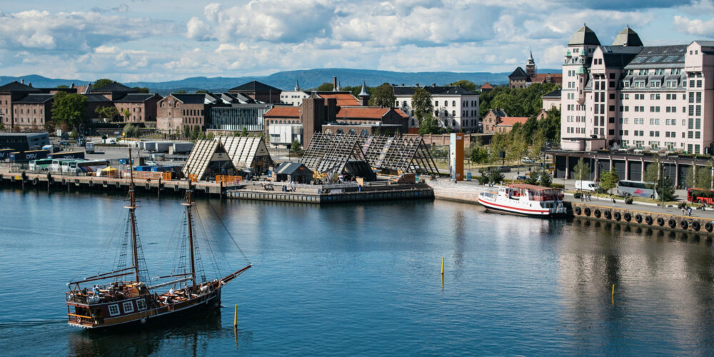 molti-edifici-sulla-costa-di-un-mare-vicino-alla-fortezza-di-akershus-a-oslo-norvegia