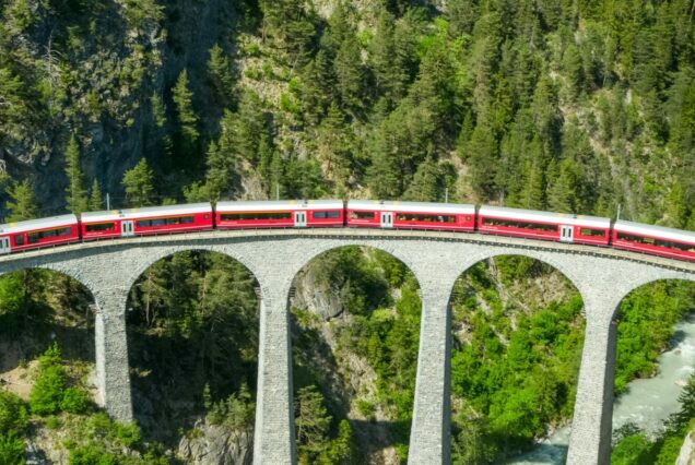 trenino-rosso-e-coira-il-cuore-dei-grigioni